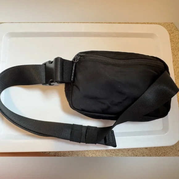 Lululemon Crossbody Bag – Black – Classic Everywhere Belt Bag - Picture 2 of 4